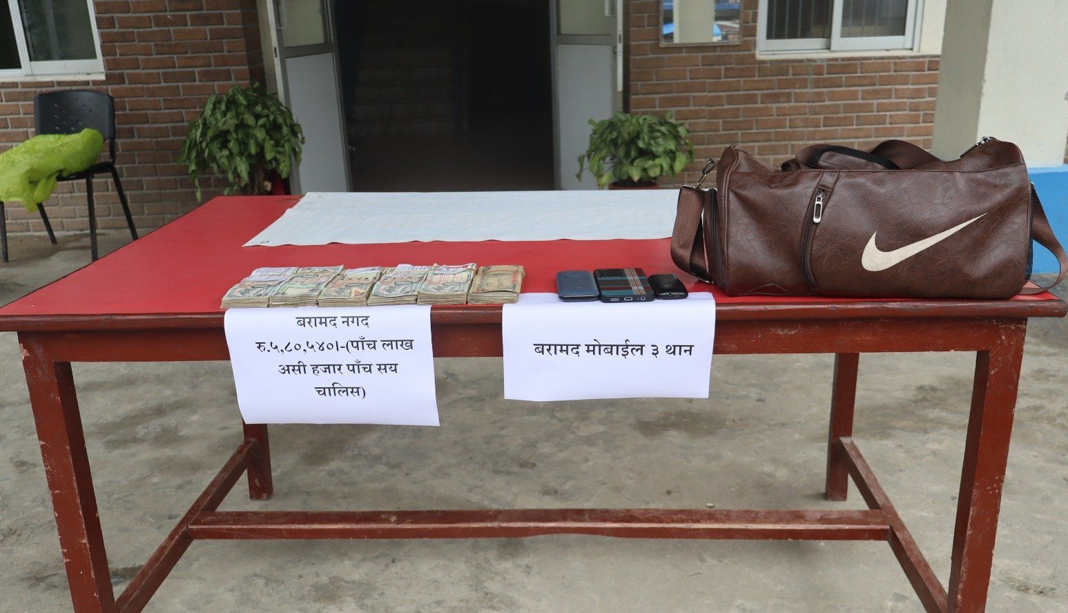 जेलबाट फरार डाँका चोरीका अभियुक्तसहित तीन जना पक्राउ