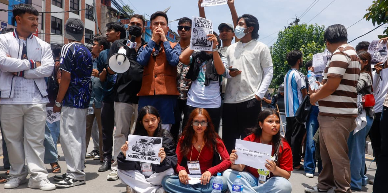 कक्षा १२ को नतिजाप्रति असन्तुष्टि जनाउँदै विद्यार्थीले गरे माइतीघरमा प्रदर्शन