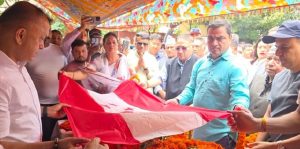 पूर्वमन्त्री खरेलको पार्थिव शरीरमा काँग्रेस सभापतिले ओढाए पार्टीको झन्डा